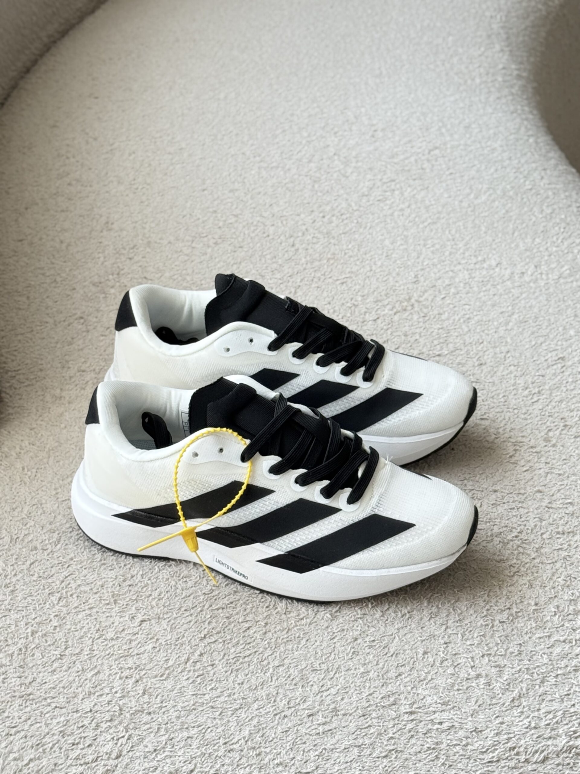 كتونى آديداس سفيد مشكى